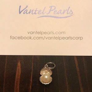 Clam with pearl charm